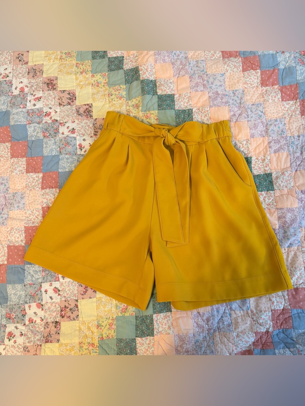 Lululemon Noir Mustard Tie-Waist Women’s Shorts size 6